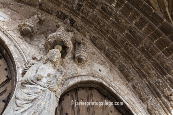 Portada gótica de iglesia de San Juan. Oña.© Javier Prieto Gallego.
