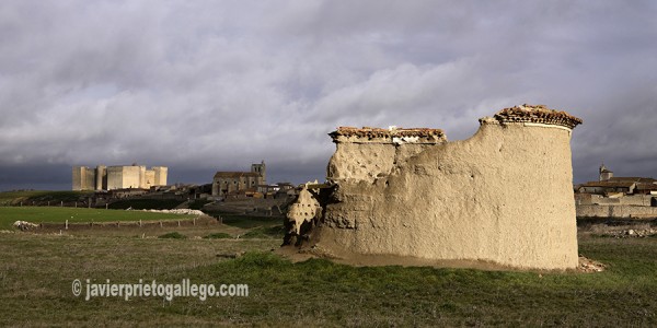 Palomar derruido y castillo de Montealegre. Montes Torozos. Valladolid. Castilla y León. España. © Javier Prieto Gallego