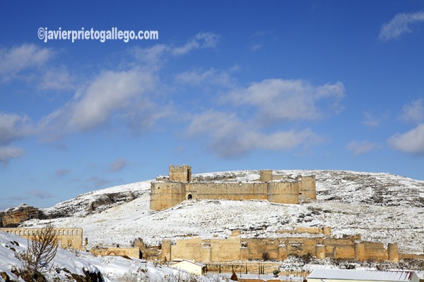 Imagen invernal del crucero con el castillo y las murallas al fondo. Berlanga de Duero. Soria. Castilla y León. España. © Javier Prieto Gallego