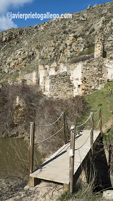 Puente y restos de infraestructuras mineras junto a las cascadas de Las Pilas. Almaraz de Duero. Zamora. Castilla y León. España. ©Javier Prieto Gallego