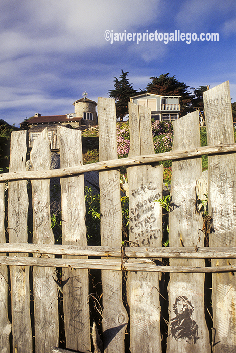 Sobre las vallas que rodean la casa de Pablo Neruda en Isla Negra (Chile) pueden leerse grafitos como "Pablo Neruda que estás en los cielos" o distinguirse la efigie del Ché Guevara. Isla Negra. Chile ©Javier Prieto Gallego