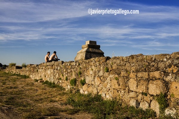 Dos jóvenes charlan sentados sobre el muro del Embalse romano de Proserpina. Mérida. Comarca de Vegas Bajas. Badajoz. Extremadura. España. © Javier Prieto Gallego