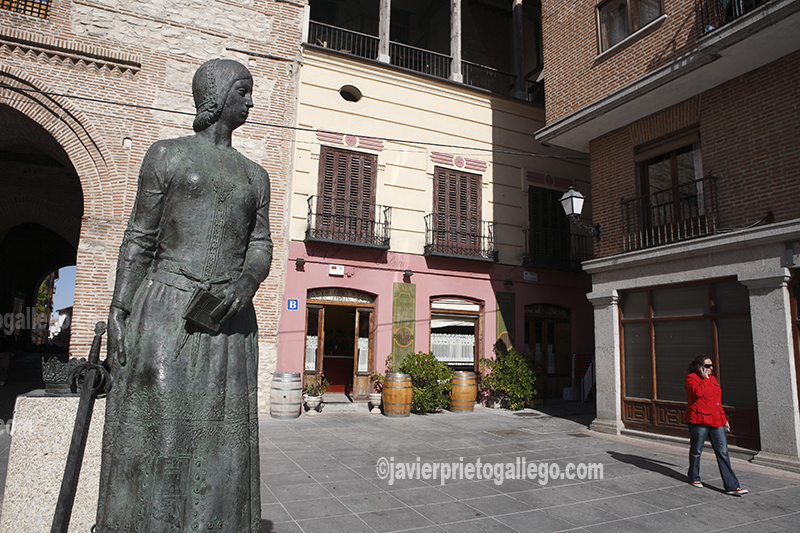 Arco del Alcocer y estatua de la reina Isabel la Católica. [Arévalo. Ávila. Castilla y León. España. © Javier Prieto Gallego]