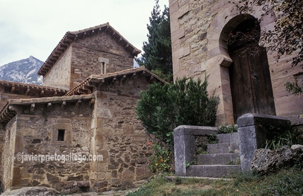 Iglesia de Santa María de Lebeña, el principal monumento prerrománico de Cantabria. Siglo X. Lebeña. Cantabria. España. © Javier Prieto Gallego;