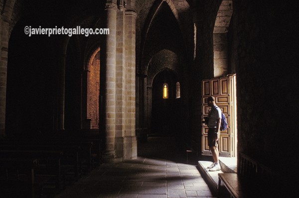 Entrada de la iglesia del Monasterio de Santo Toribio de Liébana. Cantabria. España. © Javier Prieto Gallego;