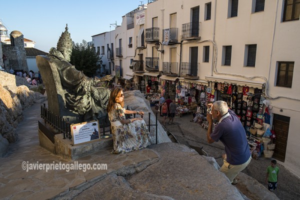 Estatua del papa Luna a los pies del castillo de Peñíscola. Costa del Azahar. Castellón. Comunidad Valenciana. España. © Javier Prieto Gallego