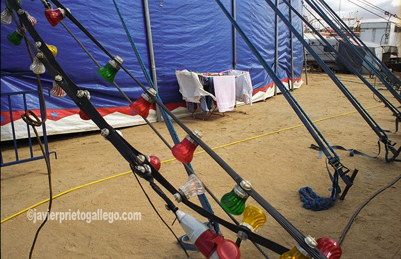 Ropas puestas a secar junto a la carpa del circo. [Valladolid. Castilla y León. España.© Javier Prieto Gallego]