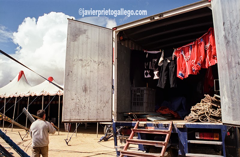 Ropas tendidas en el interior de un camión del Gran Circo Mundial. [Valladolid. Castilla y León. España.© Javier Prieto Gallego]