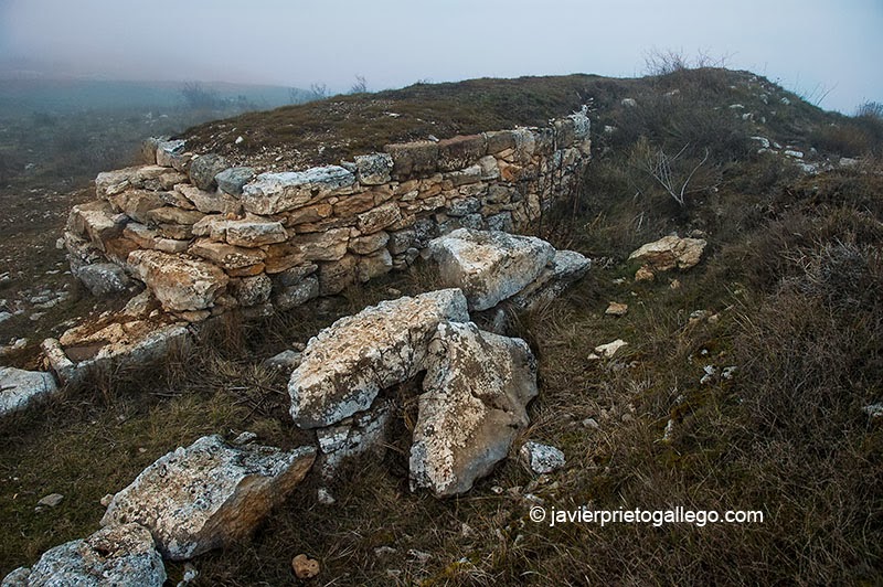 Restos de murallas en Castro Cildá. Olleros de Pisuerga. Palencia. Castilla y León. España © Javier Prieto Gallego;