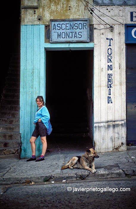 Entrada al ascensor de Monjas, en la ciudad chilena de Valparaíso.Fue inaugurado en 1912 y dejó de funcionar en 2009. Fue declarado monumento nacional. Chile, 1994 © Javier Prieto Gallego