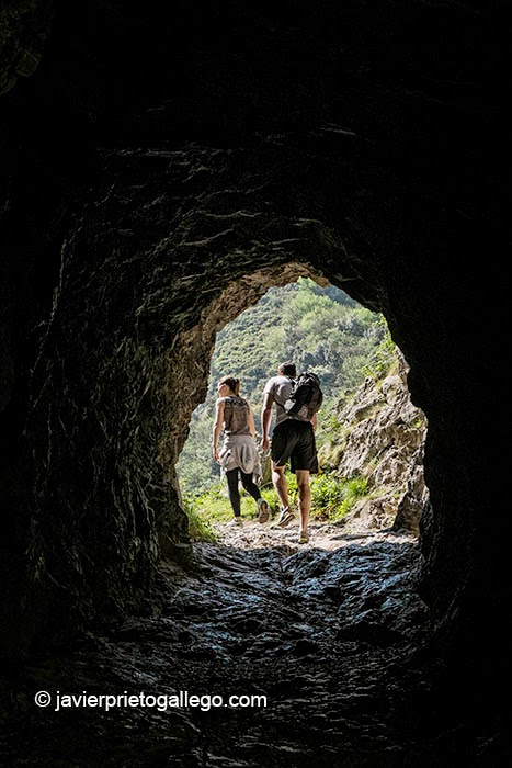 Uno de los túneles que se atraviesan en el recorrido por el desfiladero de Las Xanas. Asturias. España. © Javier Prieto Gallego