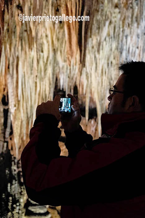 Un visitante hace fotos en la Sala de las Maravillas durante su visita a la Cueva de Valpoquero. León. Castilla y León. España. © Javier Prieto Gallego