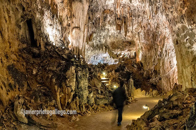 Itinerario turístico de la Cueva de Valpoquero. León. Castilla y León. España. © Javier Prieto Gallego