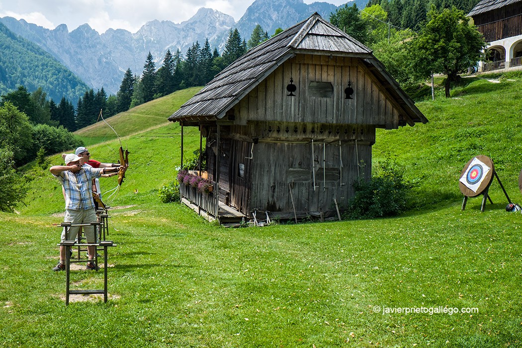 Gradišnik farm es un alojamiento especializado en la actividad de tiro con arco. Valle de Matkov kot. Región de Solčavsko. Eslovenia © Javier Prieto Gallego