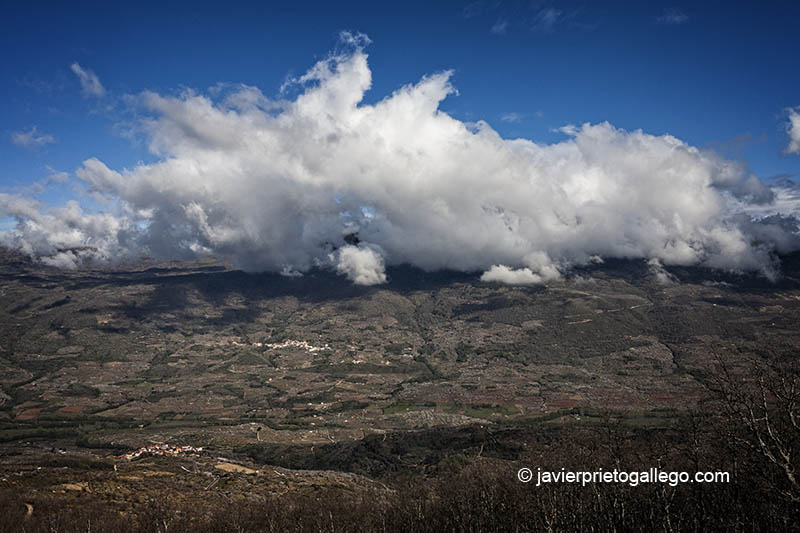 Nubes sobre la localidad de Rebollar. Abajo Valdastillas. Valle del Jerte. Extremadura. España © Javier Prieto Gallego;