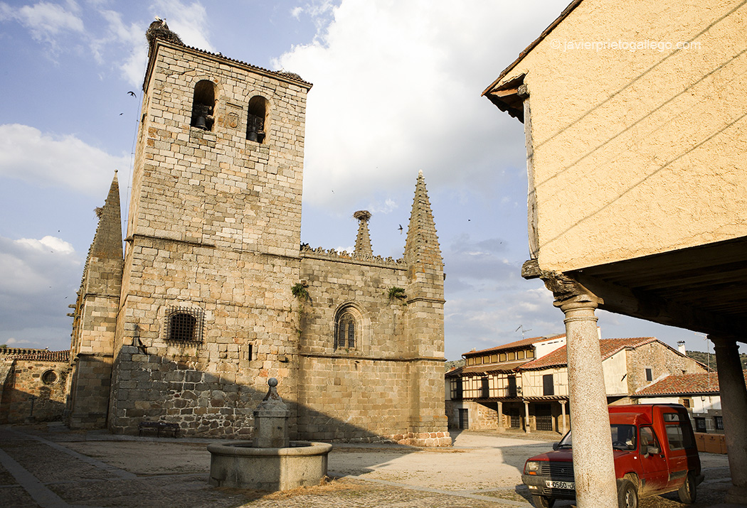 Colegiata gótica de San Martín. Siglo XV. Plaza Mayor de Bonilla de la Sierra. Ávila. Castilla y León. España. © Javier Prieto Gallego 
