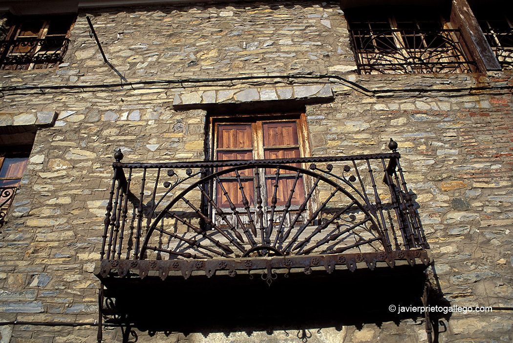 Balcón en la calle Mayor de Yanguas. Localidad de Yanguas. Soria. Castilla y León. España. © Javier Prieto Gallego
