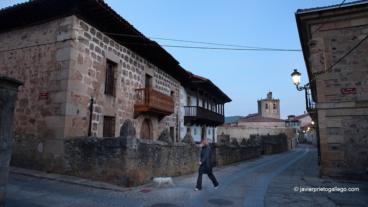 Calle Luenga e iglesia de Nuestra Señora del Pino. Vinuesa. Soria. Castilla y León. España. © Javier Prieto Gallego