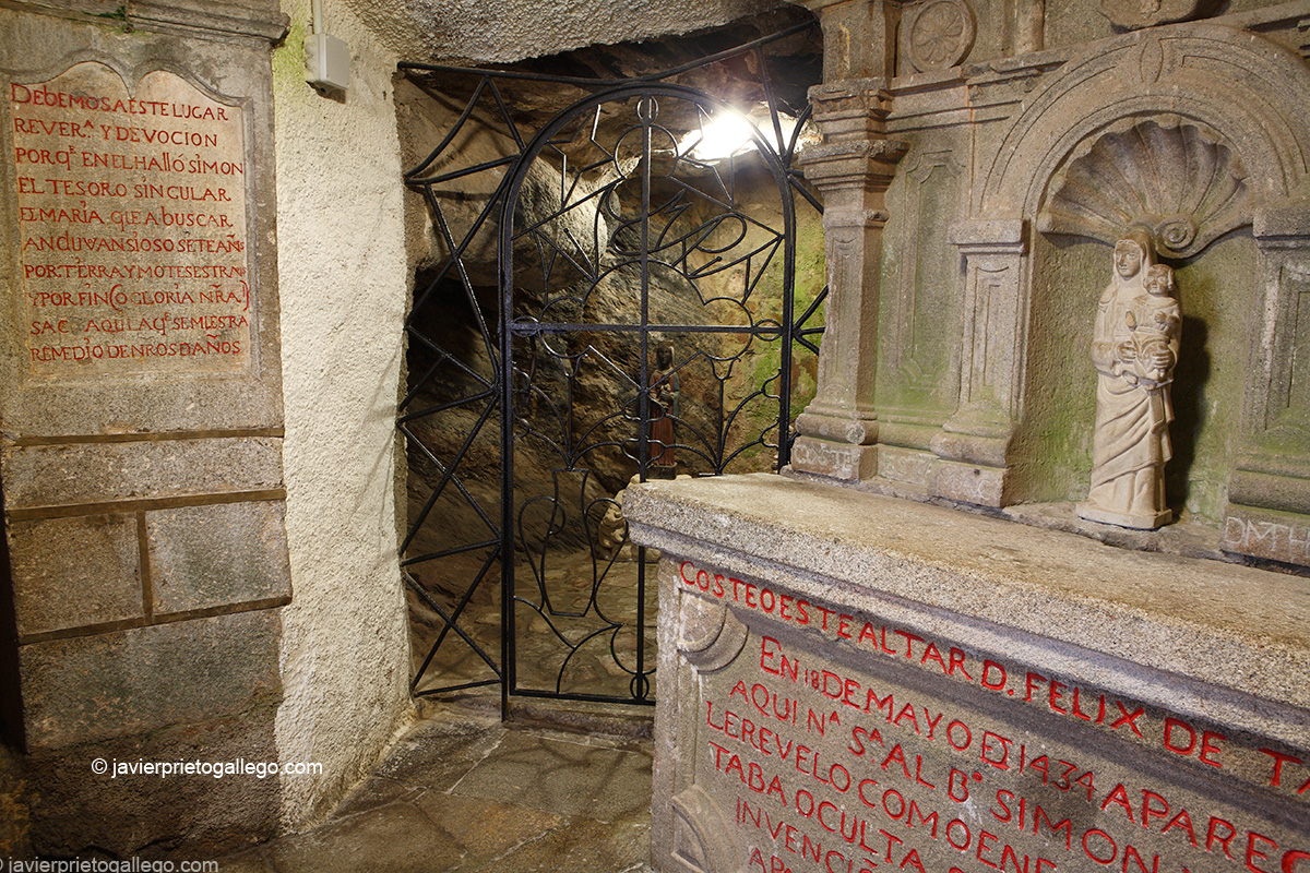 Cueva en la que apareció la imagen de la Virgen de la Peña de Francia. Peña de Francia. Sierra de Francia. Salamanca. Castilla y León. España. © Javier Prieto Gallego