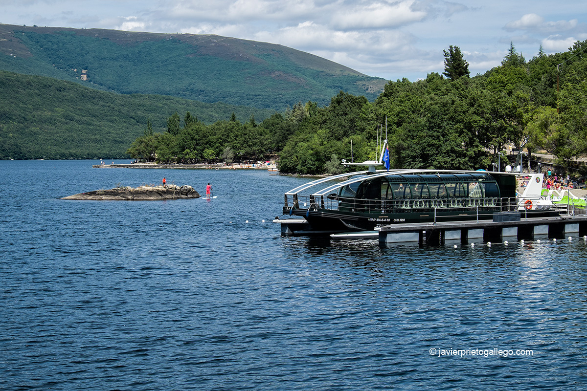 Catamarán Eólico-Solar Helios Cousteau del Lago de Sanabria. Es el primero que se fabrica en el mundo. Parque Natural de El Lago de Sanabria. Zamora. Castilla y León. España. © Javier Prieto Gallego;