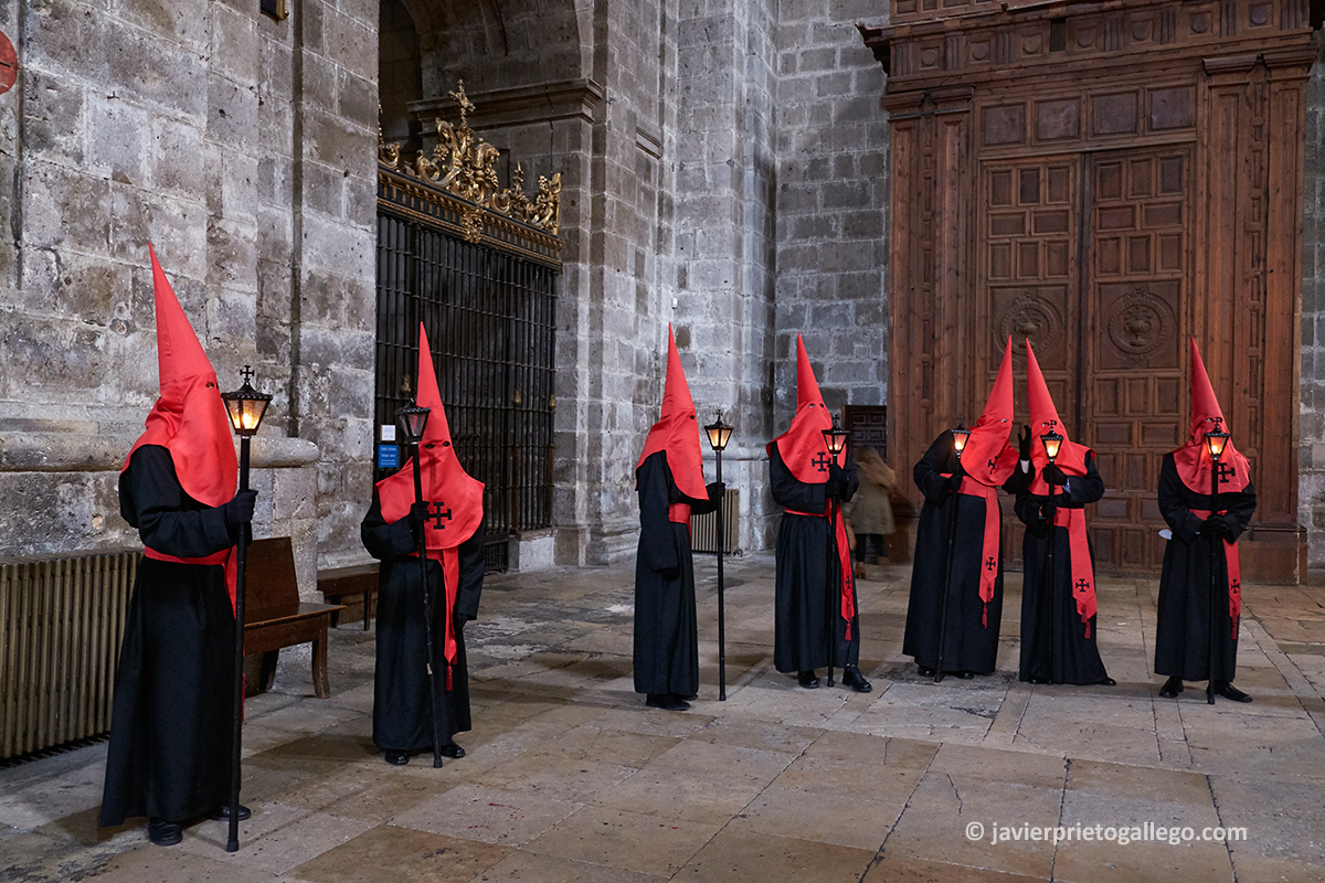 Hermandad Universitaria del Santo Cristo de la Luz . Interior de la Catedral durante el Vía Crucis de Jueves Santo. Valladolid. Castilla y León. España. © Javier Prieto Gallego
