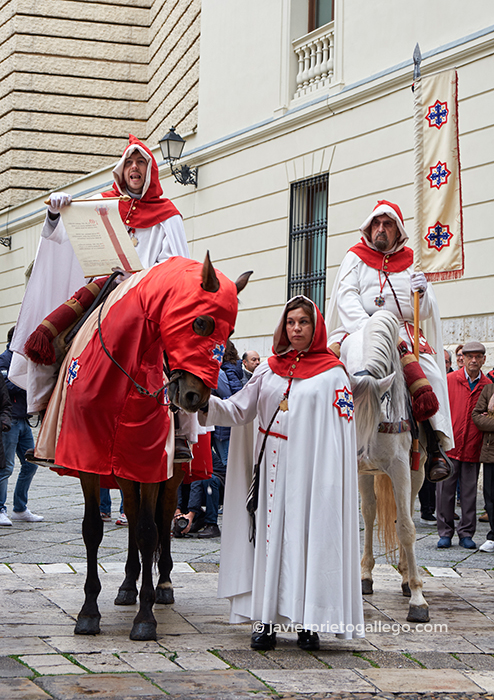 Pregón del Sermón de la Siete Palabras. Puerta del Colegio de San Gregorio. Viernes Santo. Valladolid. Castilla y León. España. © Javier Prieto Gallego
