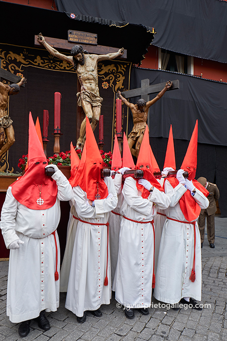 El "Santo Cristo de las Mercedes", obra de Pompeyo Leoni, portado a hombros por la cofradía de las Siete Palabras. Sermón de las Siete Palabras proclamado por el Arzobispo de Madrid, Carlos Osoro, en la Plaza Mayor de Valladolid. Viernes Santo. Valladolid. Castilla y León. España. © Javier Prieto Gallego